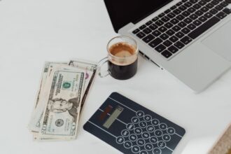 How much do lawyers make an hour